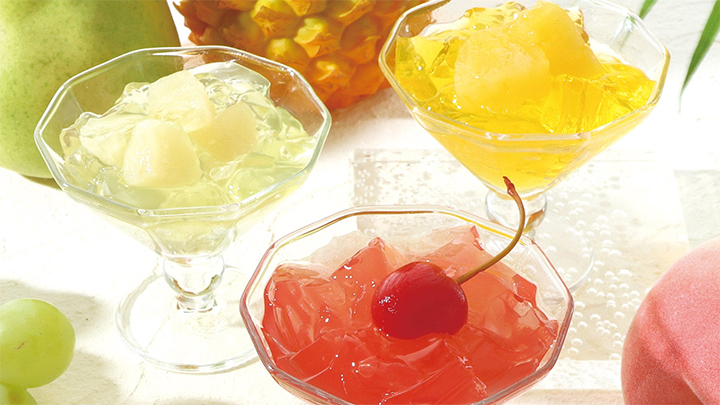 【セバスチャン・ブイエ】より、果実のみずみずしさを閉じ込めた夏の水菓子「ジュレ オ フリュイ」が登場。トロピカルな新作マカロンもラインナップに